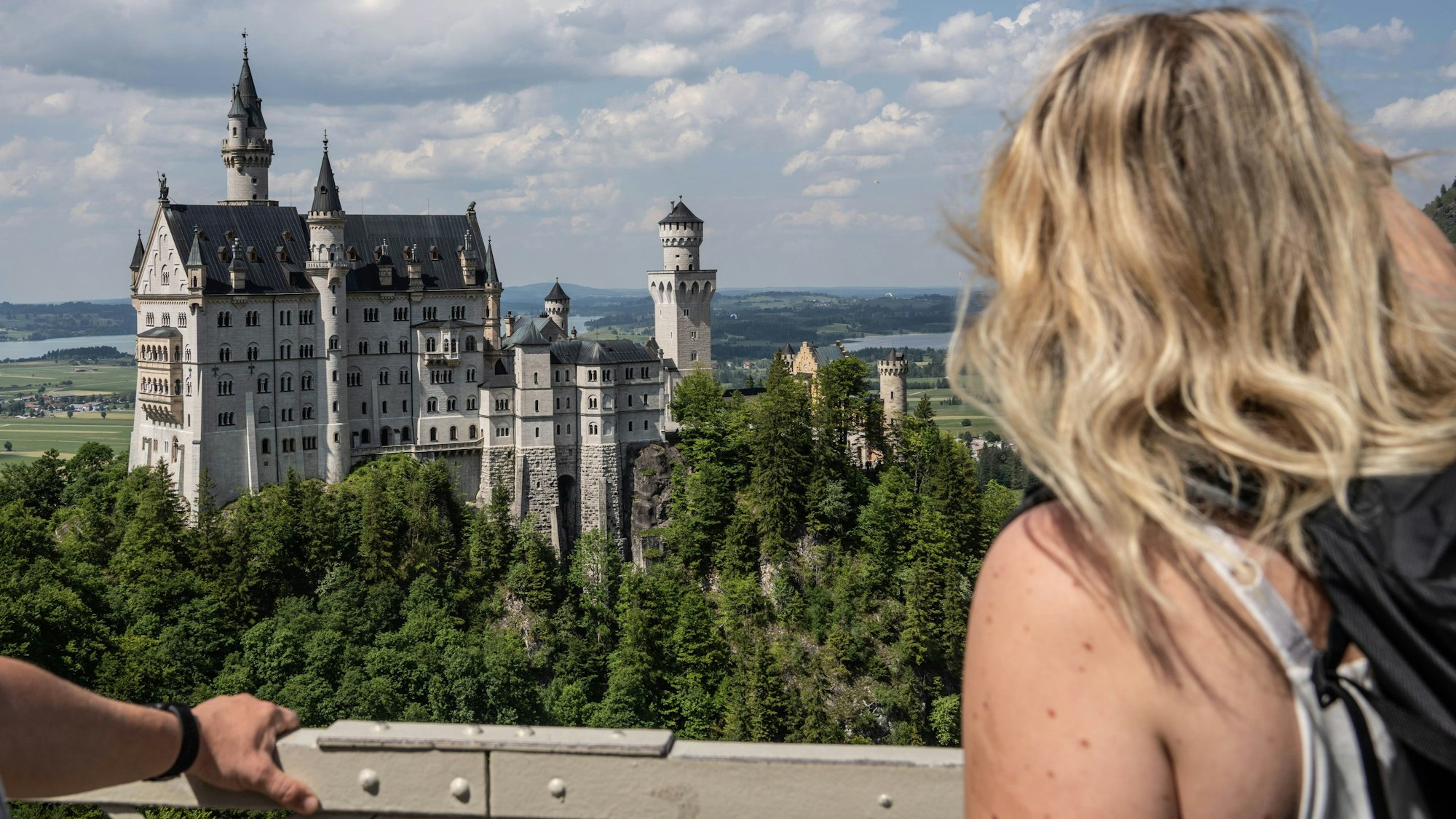 15. Juni 2023, Bayern, Schwangau: Blick auf Neuschwanstein von der Marienbrücke. Ein Mann griff am Mittwoch zwei Frauen in der Nähe des weltberühmten Schlosses Neuschwanstein an und verletzt eine von ihnen so schwer. Die Frau starb später.