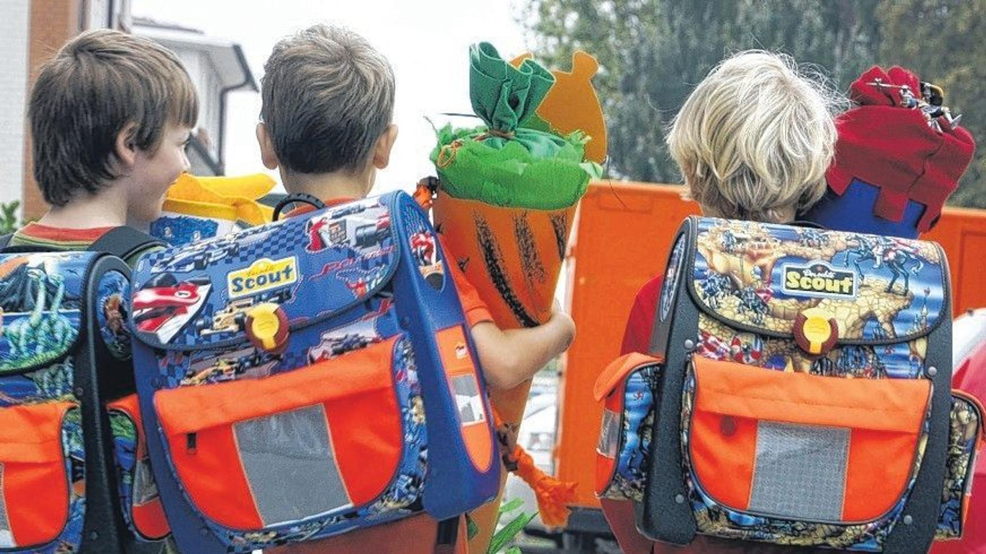 Kinder mit bunten Schulranzen und Schultüten
