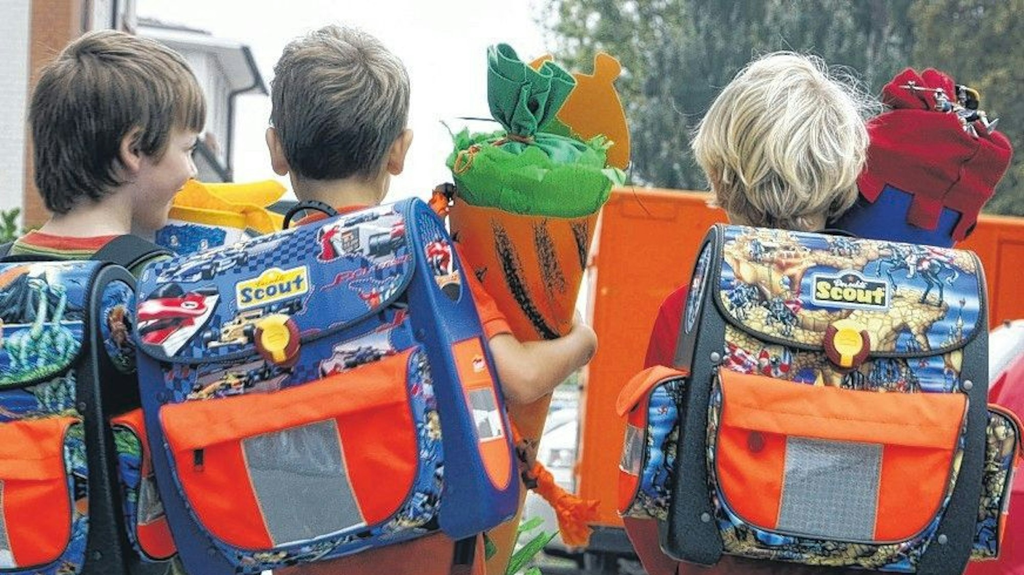 Kinder mit bunten Schulranzen und Schultüten