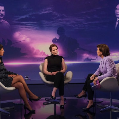 Linken-Politikerin Sahra Wagenknecht (l.) und Konfliktforscherin Florence Gaub (M.) im Gespräch mit Moderatorin Sandra Maischberger