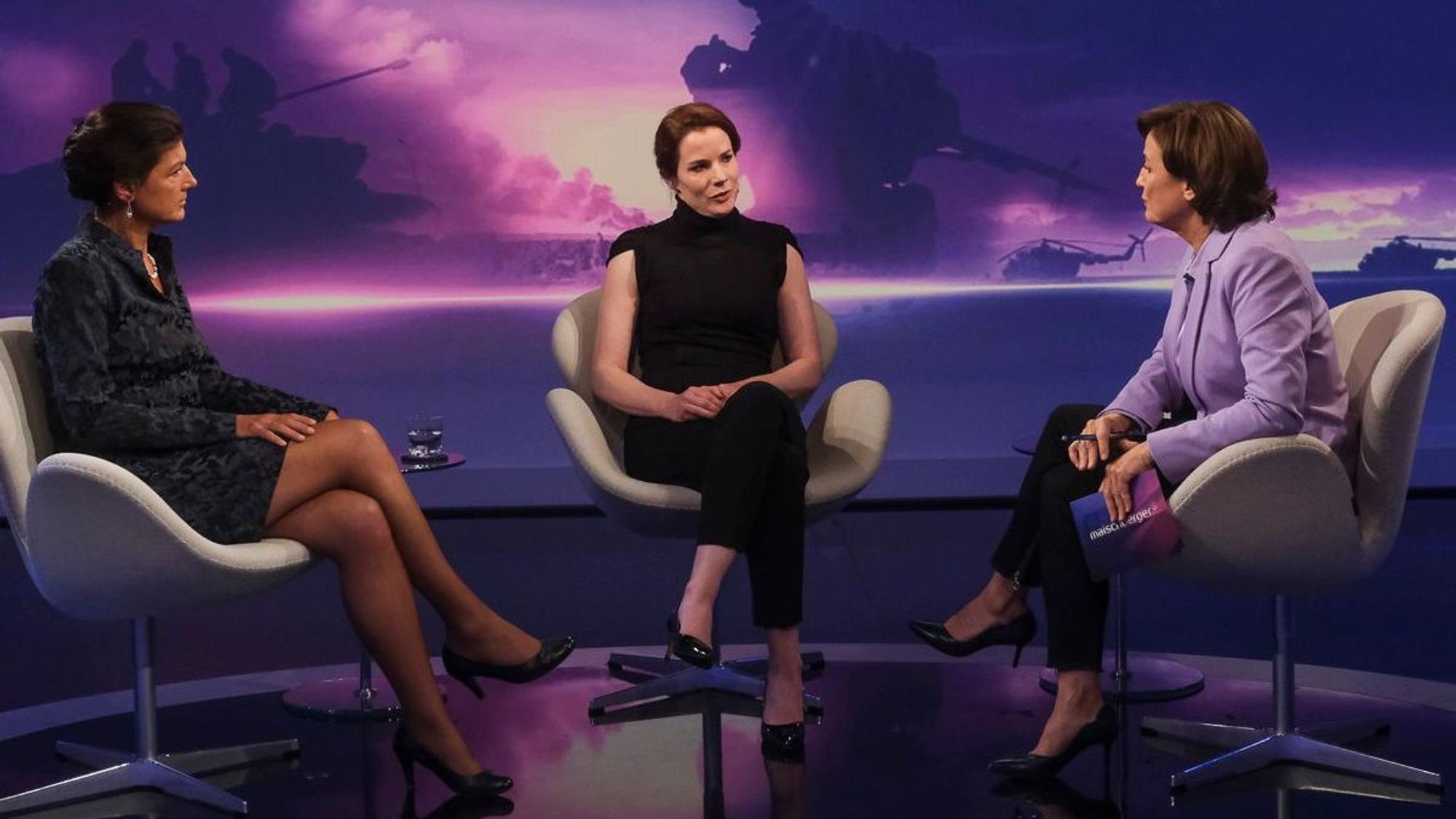 Linken-Politikerin Sahra Wagenknecht (l.) und Konfliktforscherin Florence Gaub (M.) im Gespräch mit Moderatorin Sandra Maischberger