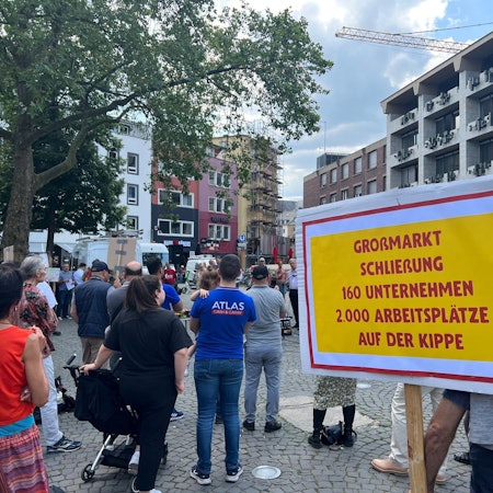 Demo auf dem Alter Markt für den Erhalt des Großmarkts.