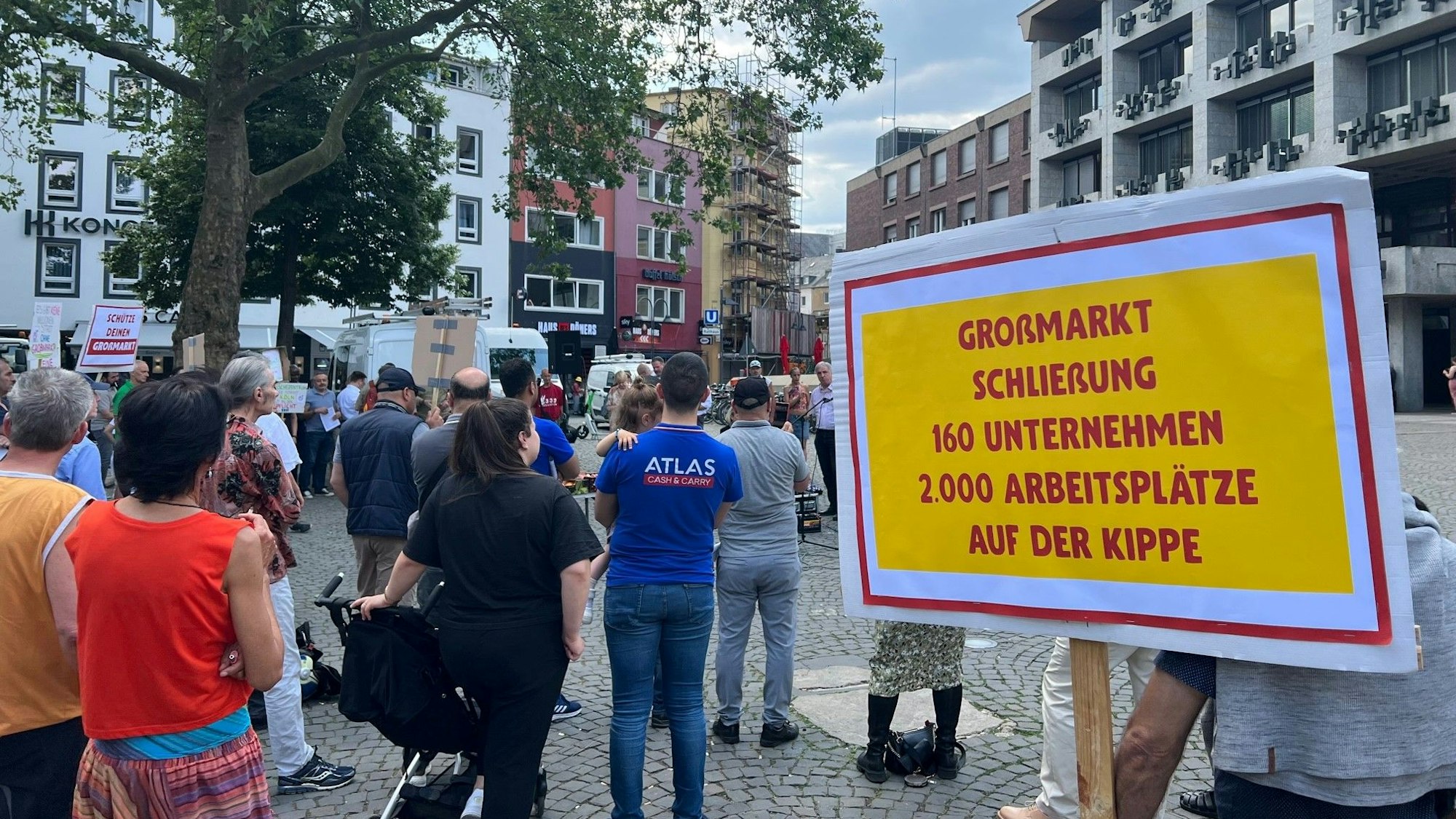 Demo auf dem Alter Markt für den Erhalt des Großmarkts.