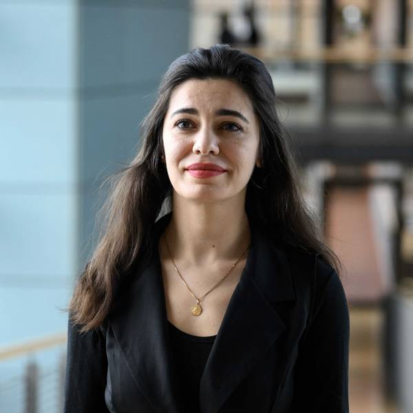 ARCHIV - 27.03.2023, Berlin: Gazelle Sharmahd, Tochter des im Iran zum Tode verurteilten Deutsch-Iraners Jamshid Sharmahd, geht nach ihrem Gespräch mit dem Vorsitzenden der CDU/CSU-Bundestagsfraktion, Merz, durch den Deutschen Bundestag.