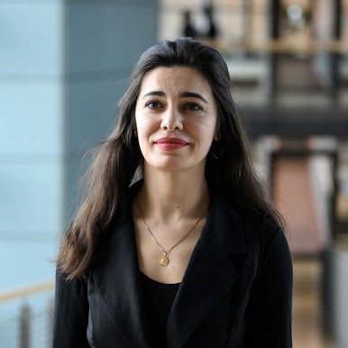 ARCHIV - 27.03.2023, Berlin: Gazelle Sharmahd, Tochter des im Iran zum Tode verurteilten Deutsch-Iraners Jamshid Sharmahd, geht nach ihrem Gespräch mit dem Vorsitzenden der CDU/CSU-Bundestagsfraktion, Merz, durch den Deutschen Bundestag.