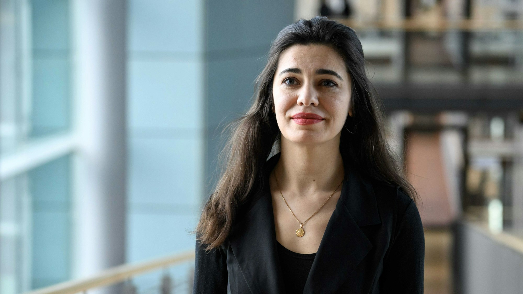 ARCHIV - 27.03.2023, Berlin: Gazelle Sharmahd, Tochter des im Iran zum Tode verurteilten Deutsch-Iraners Jamshid Sharmahd, geht nach ihrem Gespräch mit dem Vorsitzenden der CDU/CSU-Bundestagsfraktion, Merz, durch den Deutschen Bundestag.