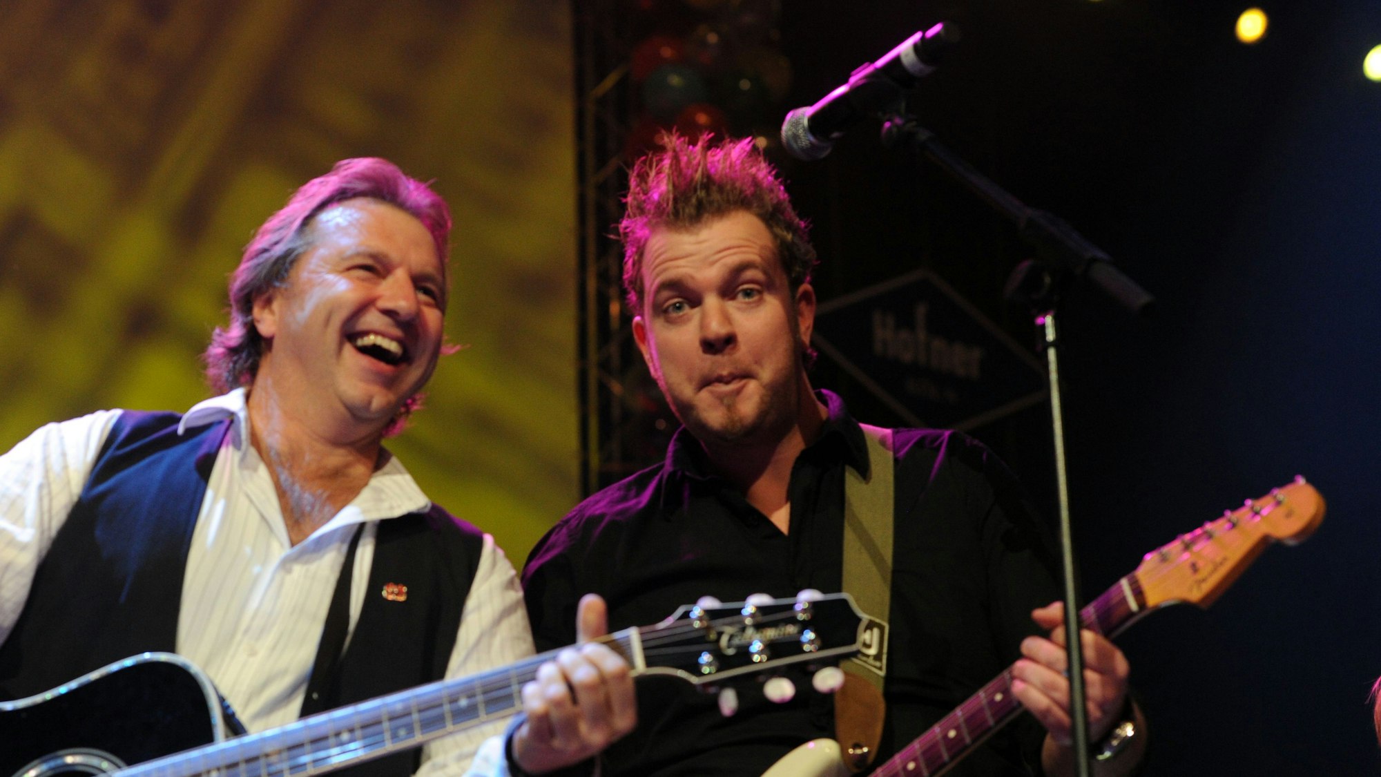 Sven Welter mit E-Gittare und ein anderer Mann mit Akustik-Gitarre auf der Bühne