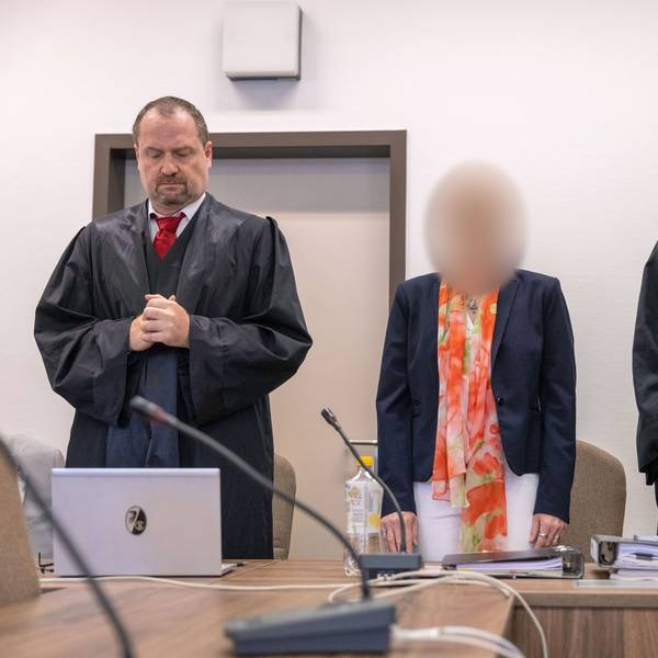 Die angeklagte Apothekerin mit ihren Anwälten beim Prozessauftakt im Landgericht Köln
