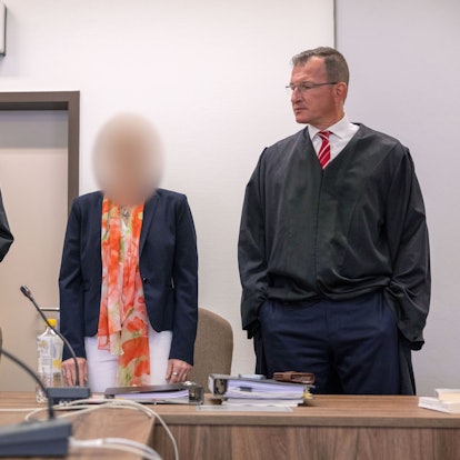 Die angeklagte Apothekerin mit ihren Anwälten beim Prozessauftakt im Landgericht Köln