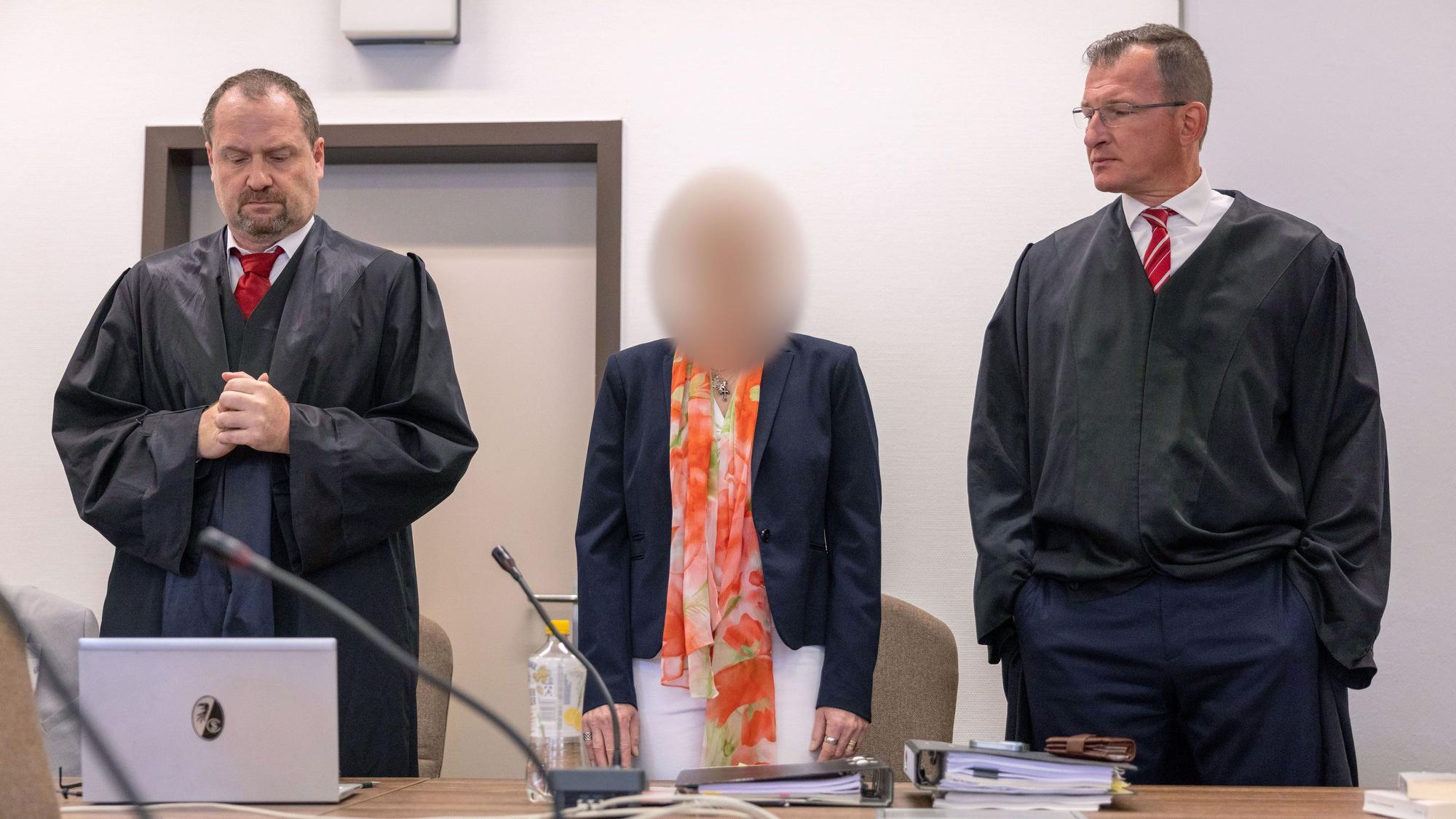 Die angeklagte Apothekerin (M) steht zwischen ihren Rechtsanwälten Morton Douglas (l) und Gerson Trüg (r) vor dem Kölner Landgericht.
