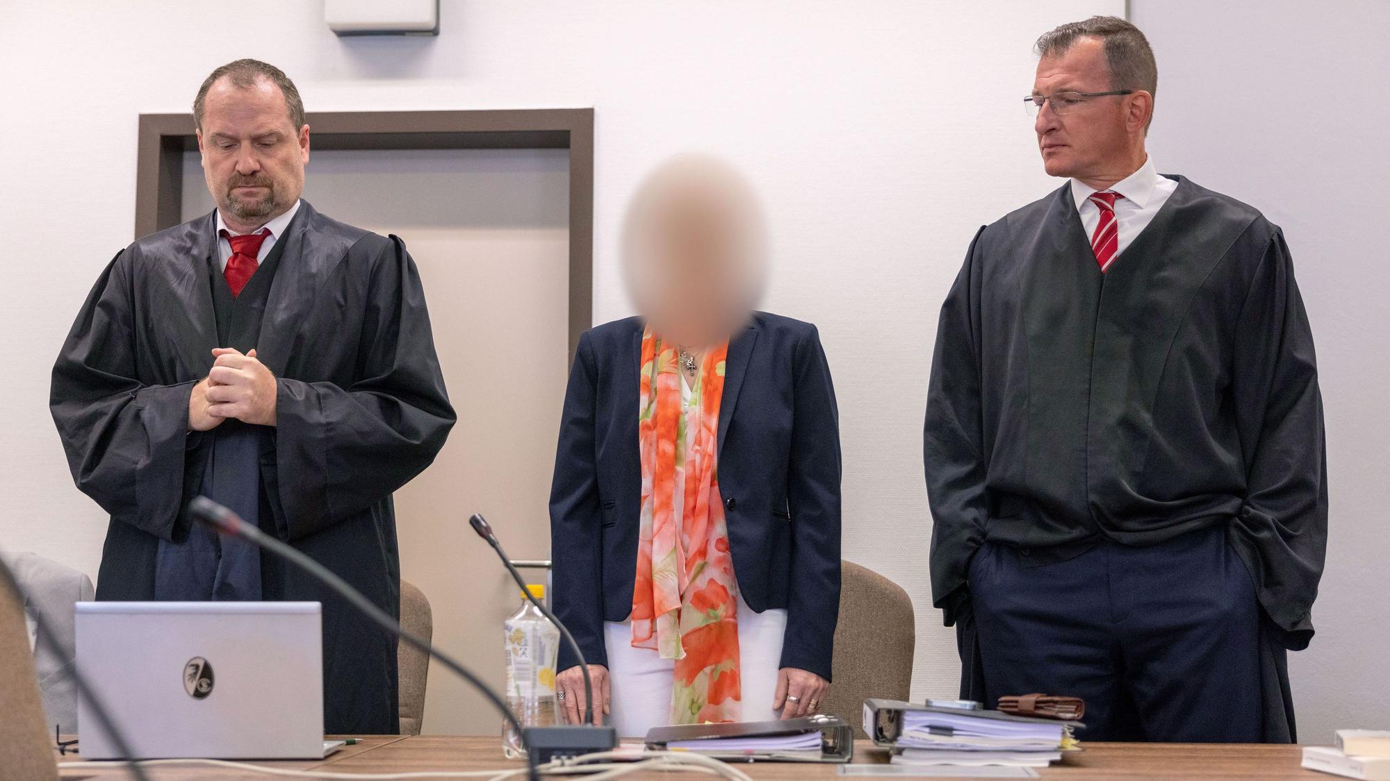 Die angeklagte Apothekerin mit ihren Anwälten beim Prozessauftakt im Landgericht Köln