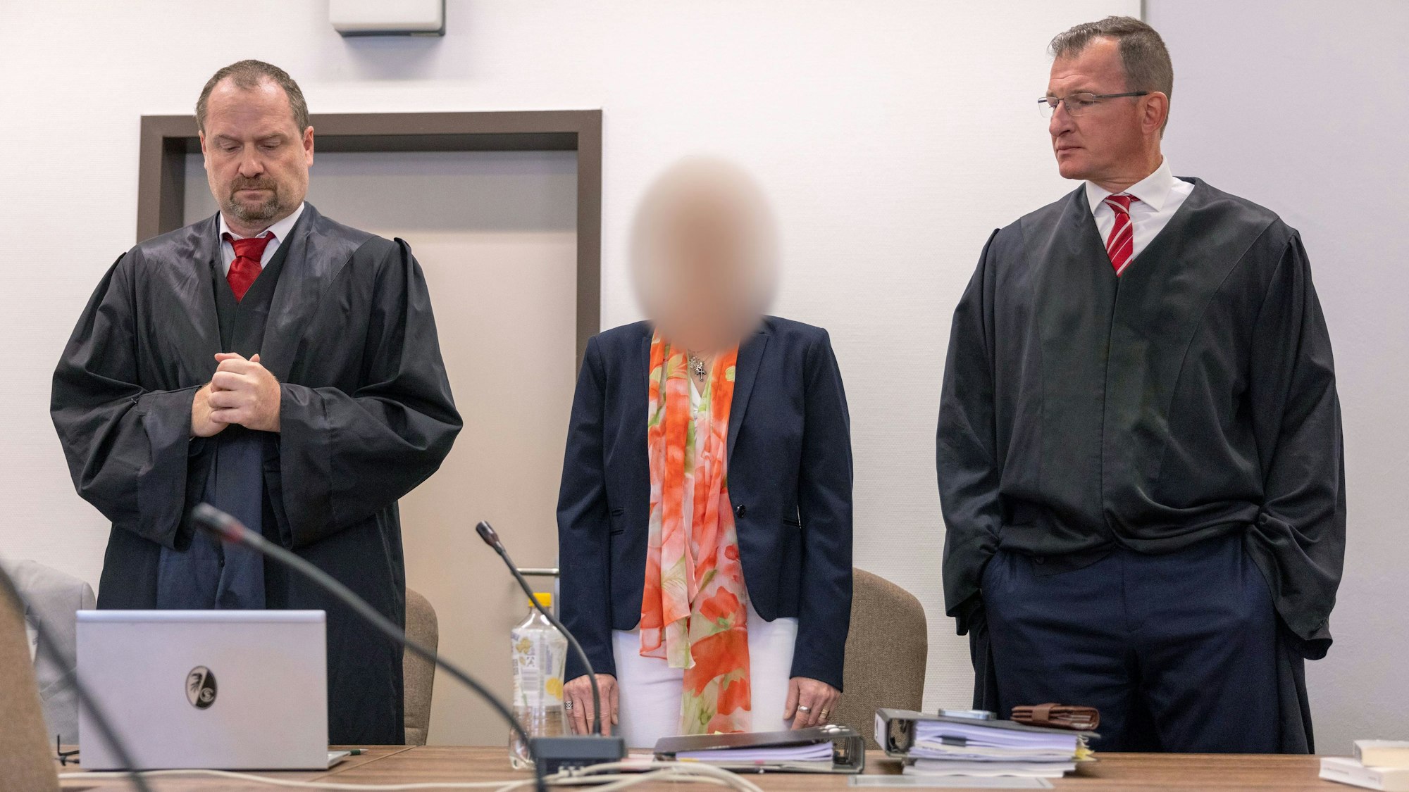Die angeklagte Apothekerin mit ihren Anwälten beim Prozessauftakt im Landgericht Köln