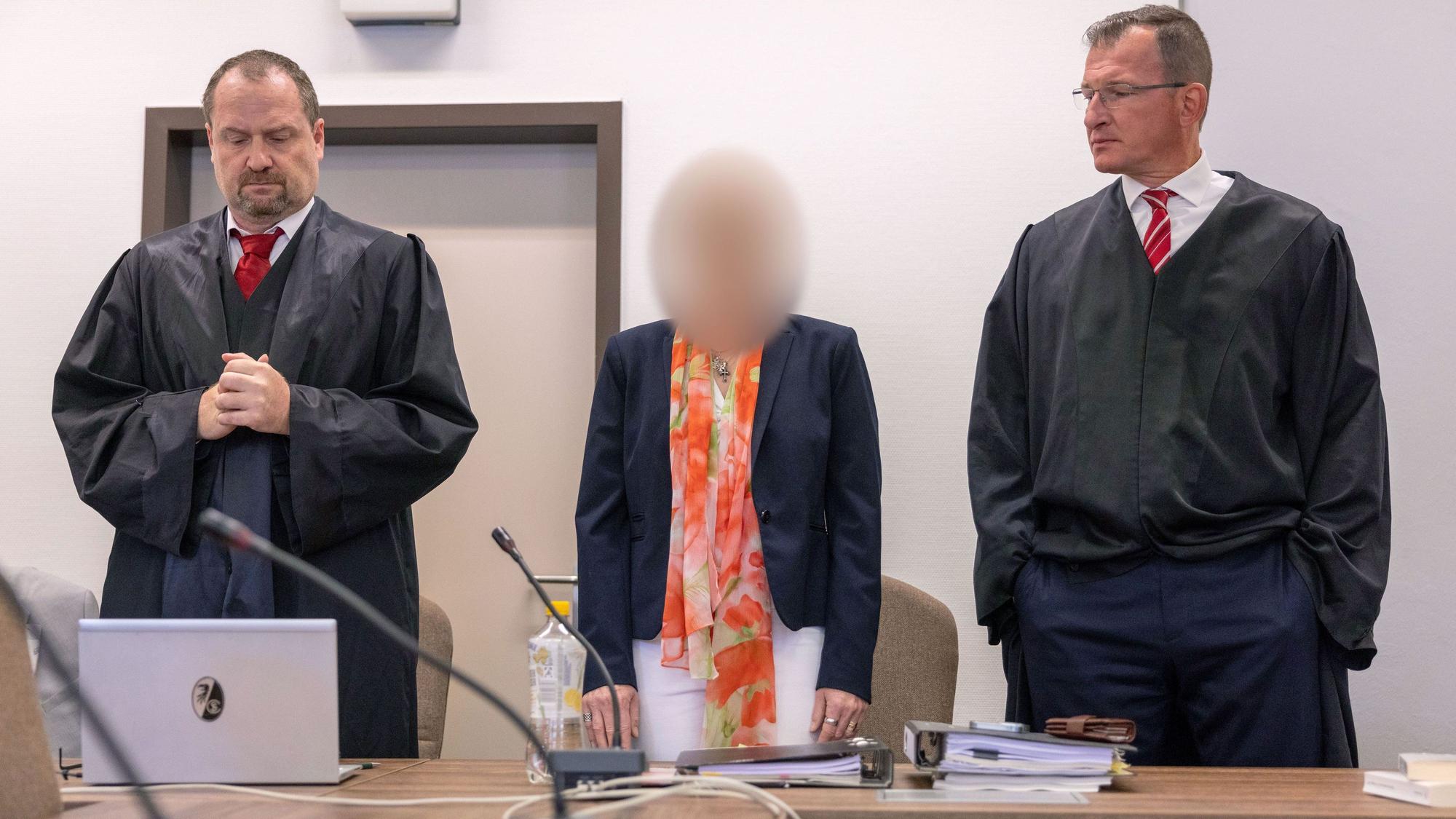 Die angeklagte Apothekerin mit ihren Anwälten beim Prozessauftakt im Landgericht Köln.