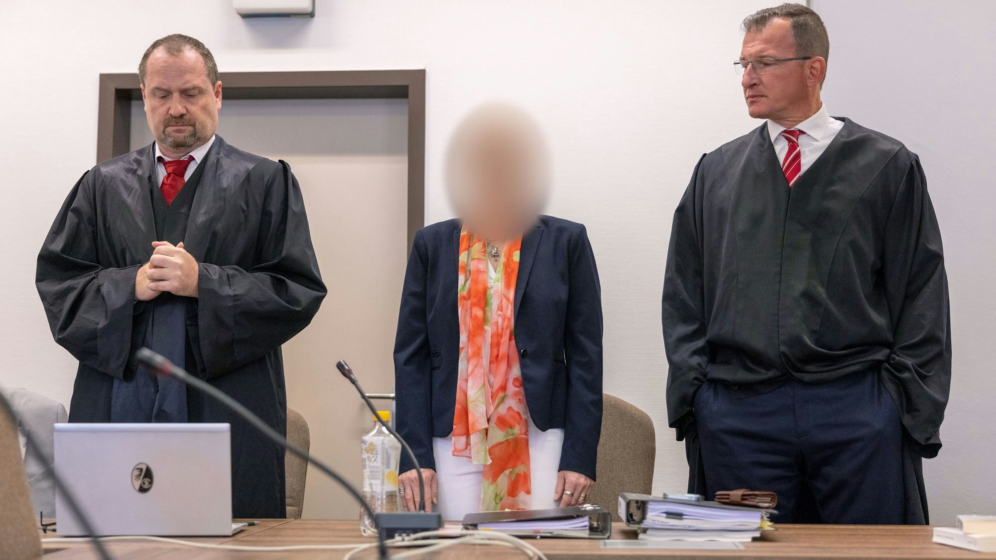 Die angeklagte Apothekerin mit ihren Anwälten beim Prozessauftakt im Landgericht Köln.