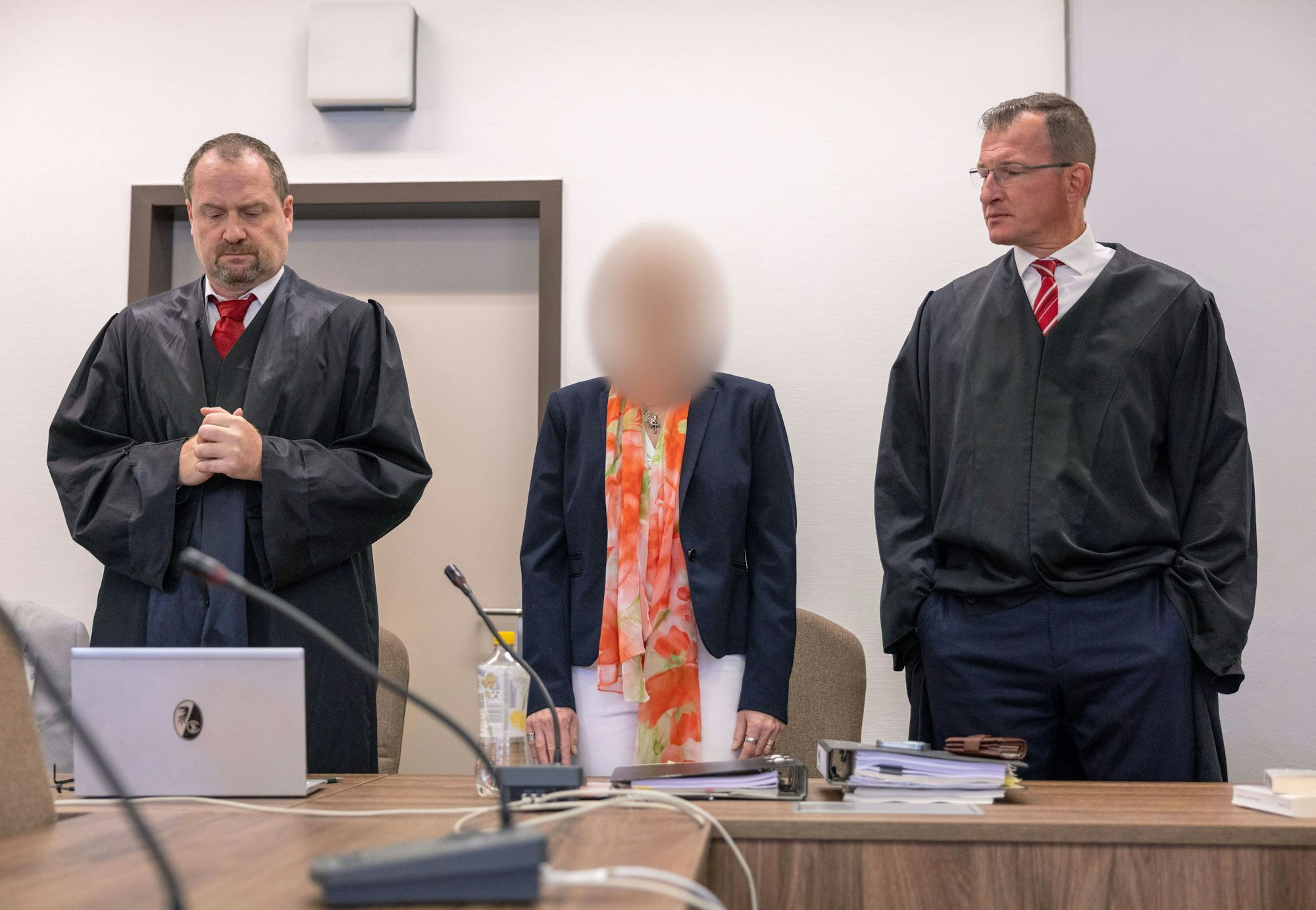 Die angeklagte Apothekerin mit ihren Verteidigern beim Prozessauftakt im Landgericht Köln