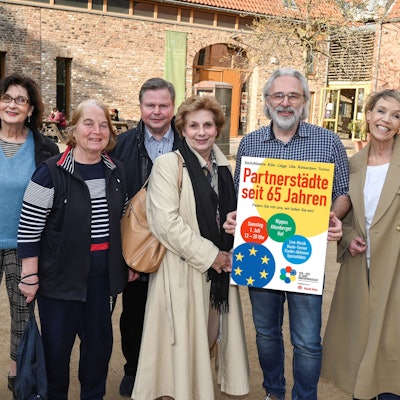 Vertreterinnen und Vertreter der Fördervereine mit einem Plakat vor dem Altenberger Hof in Nippes