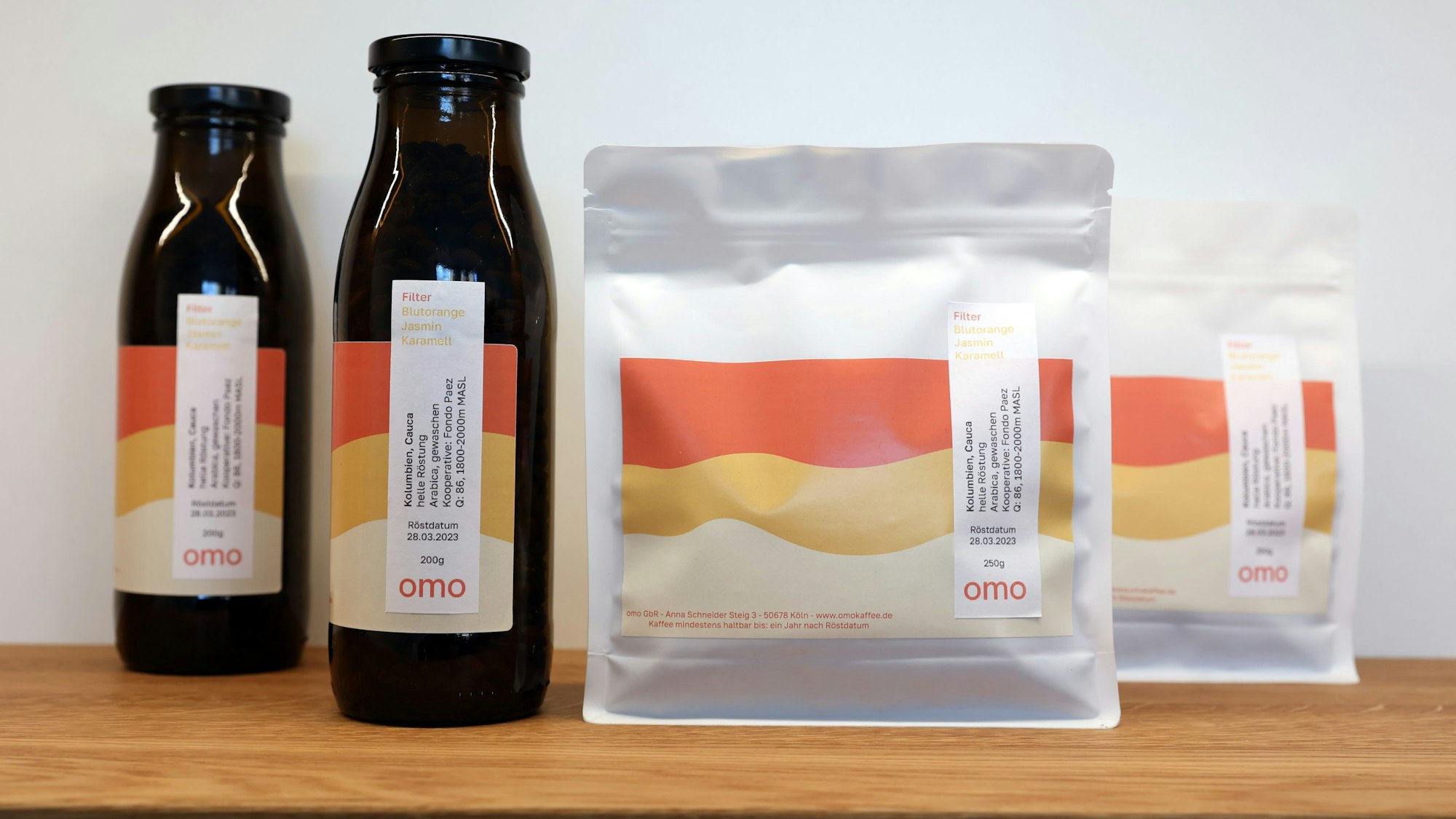 Verpackungen mit Kaffeebohnen im Omo Kaffee.