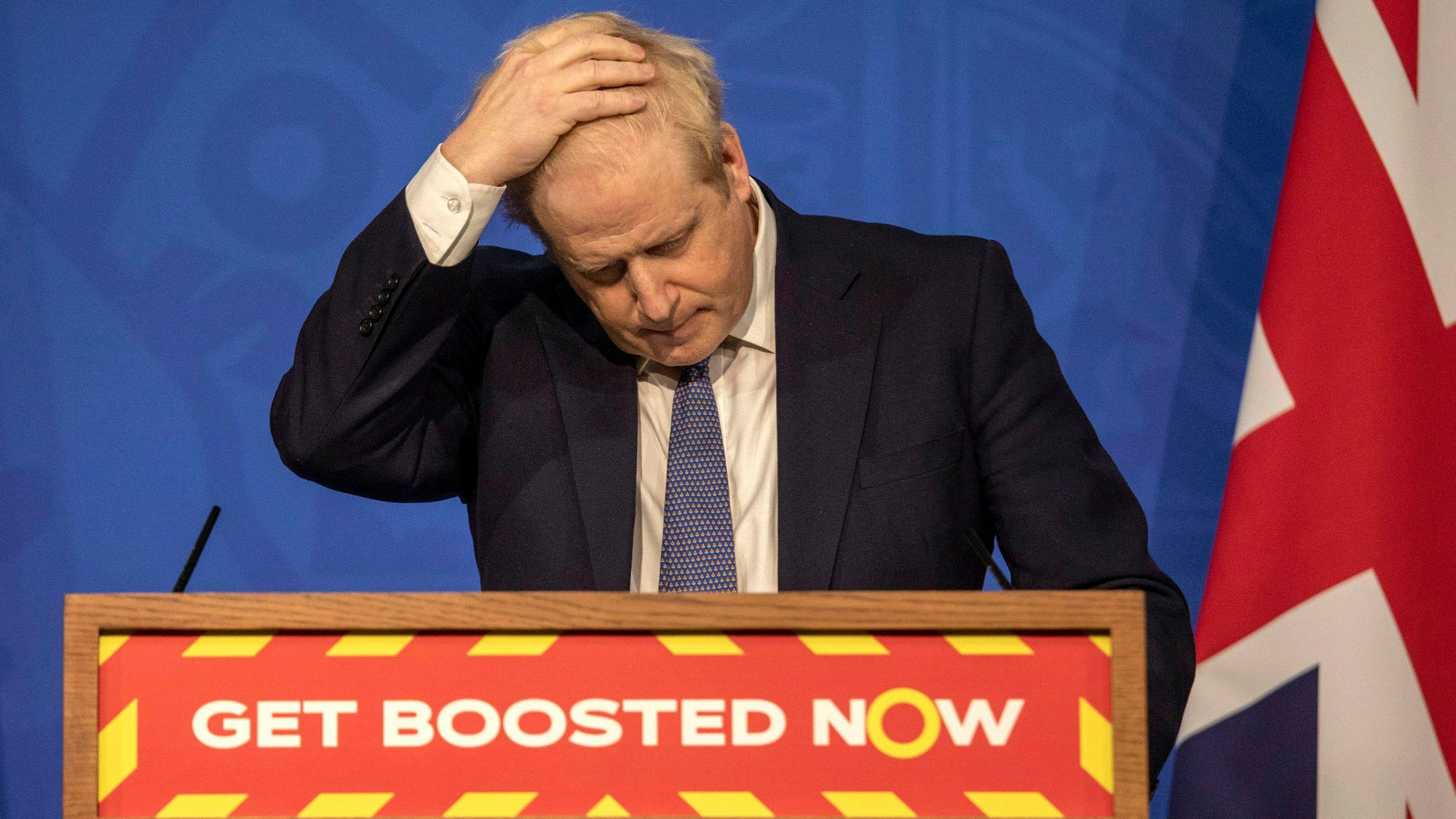 Der britische Premierminister Boris Johnson gestikuliert während einer Pressekonferenz zum Koronavirus in der Downing Street, London, Dienstag, 4. Januar 2022. Der ehemalige Premierminister Boris Johnson hat das Parlament absichtlich in die Irre geführt, was seine Glaubwürdigkeit untergraben und zu seinem Sturz beigetragen hat, so ein Ausschuss von Gesetzgebern am Donnerstag, den 15. Juni 2023 nach einer einjährigen Untersuchung.