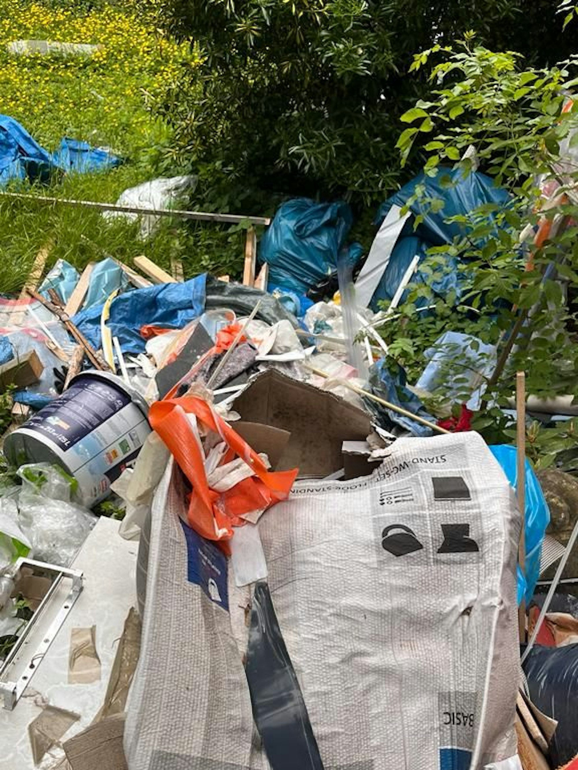 Der Garten ist mit Bauschutt zugemüllt.