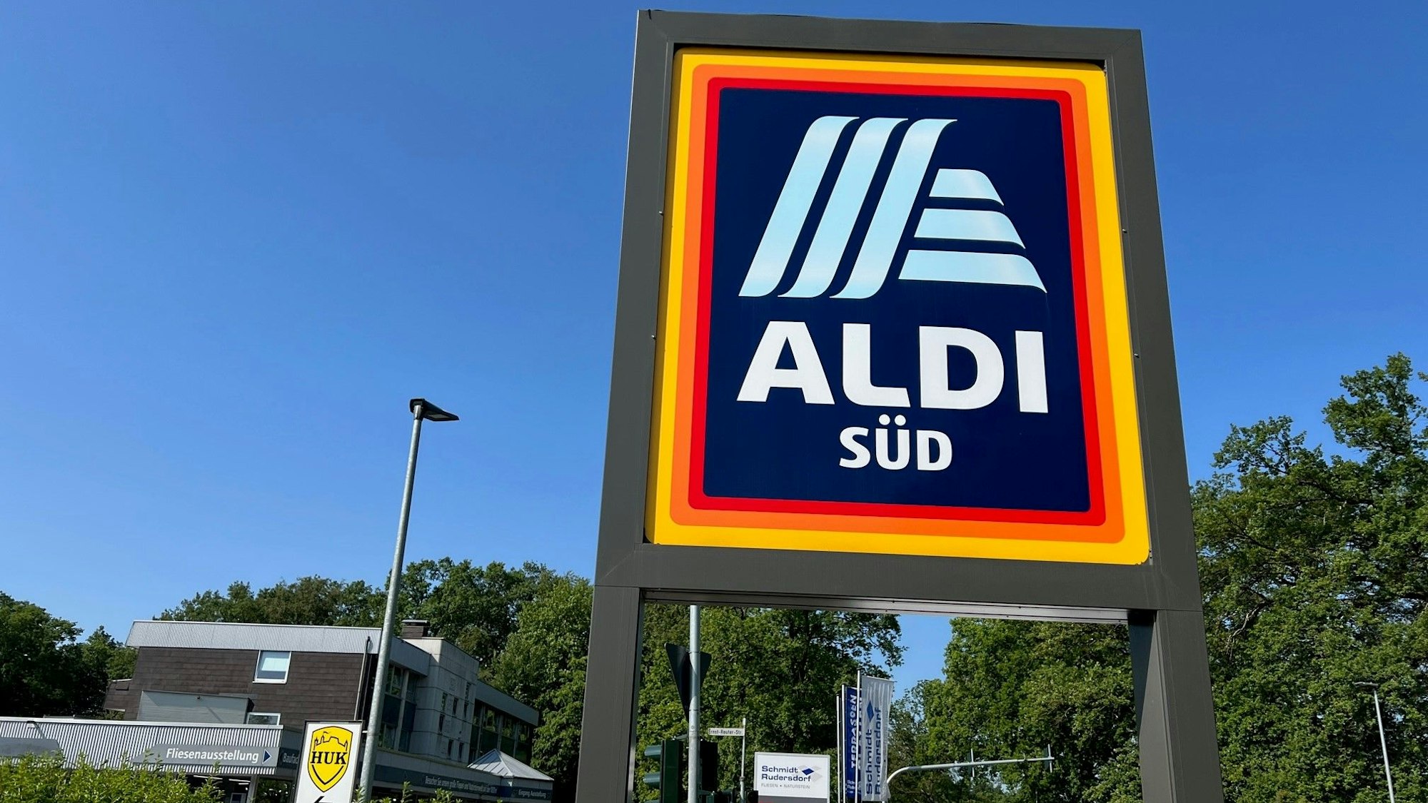 Ein großes Schild des Lebensmittel-Discounters Aldi Süd ist zu sehen.