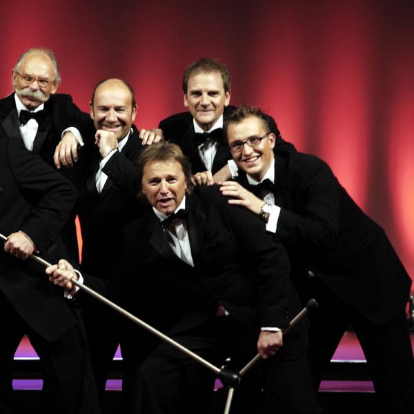 Micky Brühl, Bodo Schulz, Detlef Vorholt, Bubi Brühl, Klaus Lückerath und Johnny Gokus (v.l.) vor einem roten Vorhang