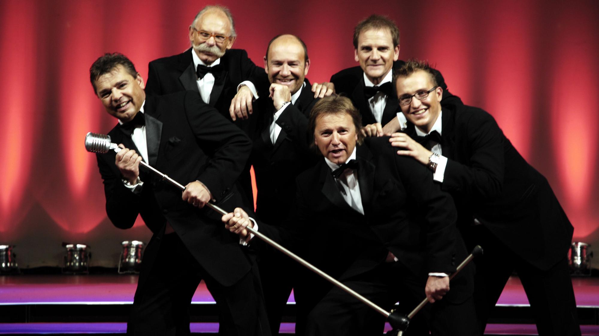 Micky Brühl, Bodo Schulz, Detlef Vorholt, Bubi Brühl, Klaus Lückerath und Johnny Gokus (v.l.) vor einem roten Vorhang