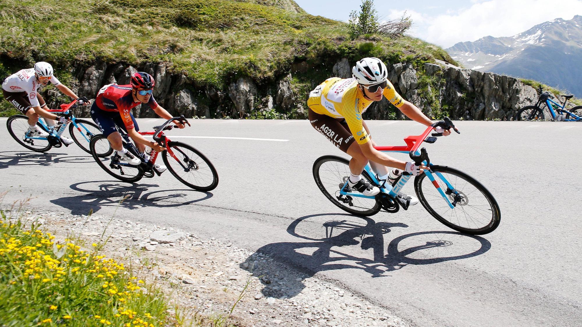 Radprofis fahren bei der fünften Etappe der Tour de Suisse.