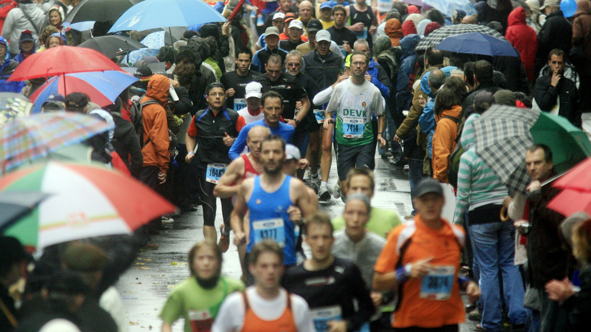 Das Bild zeigt Marathon-Läufer im Regen.