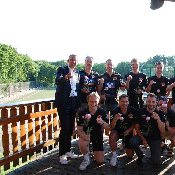 Sportlerwahl in Burscheid 2023: Die Handballer der Bergischen Panther posieren an einer Sportanlage.