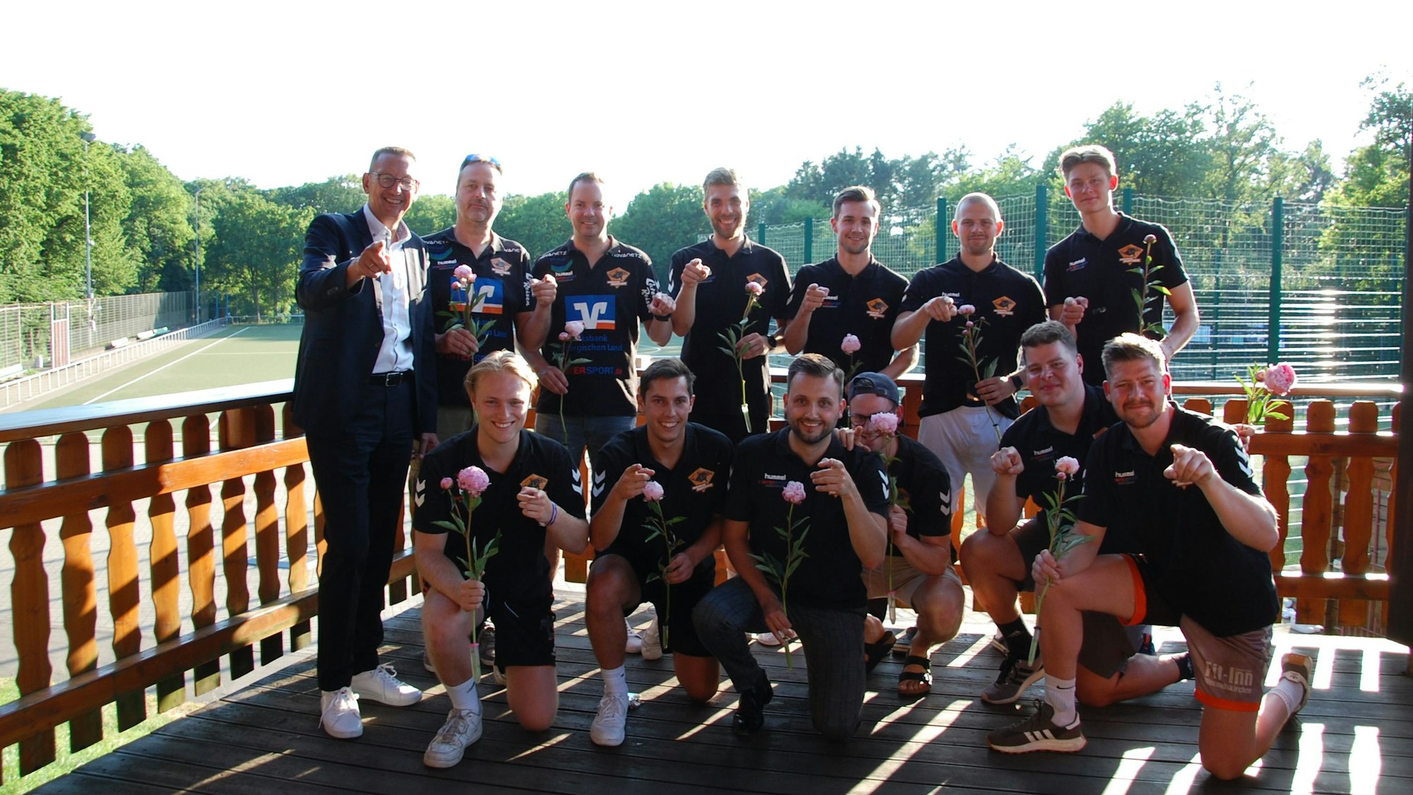 Sportlerwahl in Burscheid 2023: Die Handballer der Bergischen Panther posieren an einer Sportanlage.