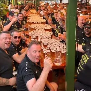 Die Fußballmannschaft vom FV Bonn-Endenich beim Frühschoppen auf Mallorca.