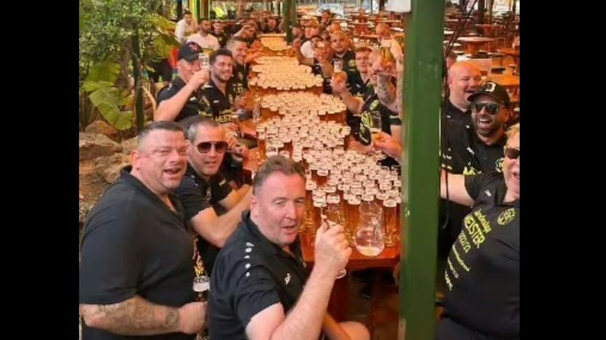 Die Fußballmannschaft vom FV Bonn-Endenich beim Frühschoppen auf Mallorca.