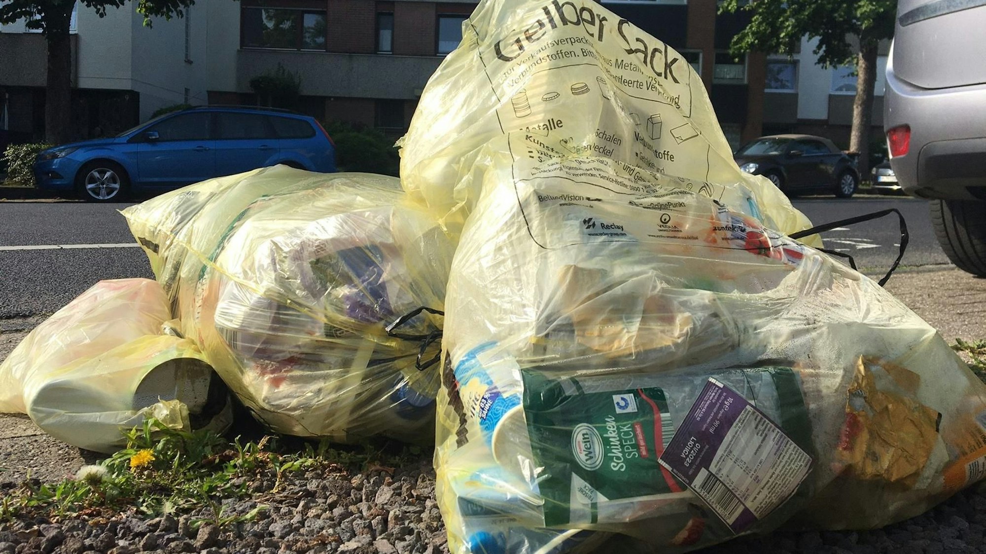 Auf dem Foto sind Gelbe Säcke am Straßenrand zu sehen.