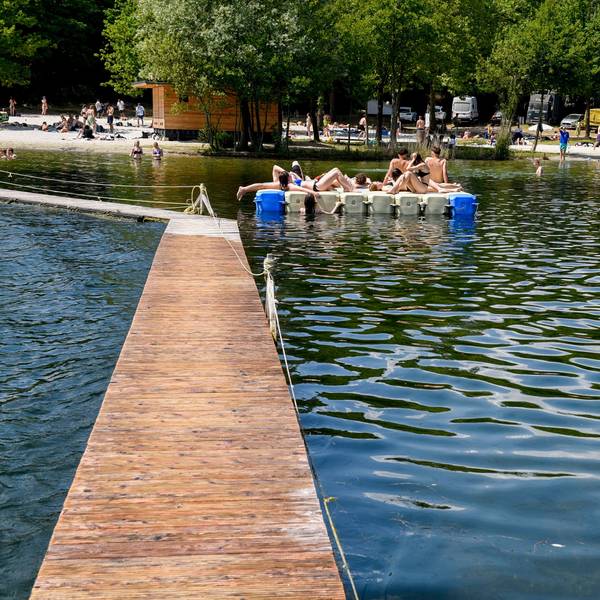 Der Bleibtreusee in Brühl wird im Sommer von vielen Badegästen besucht.