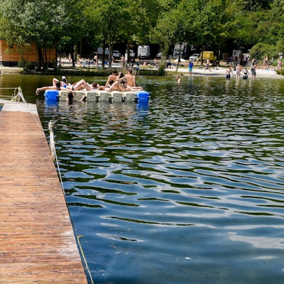 Der Bleibtreusee in Brühl wird im Sommer von vielen Badegästen besucht.