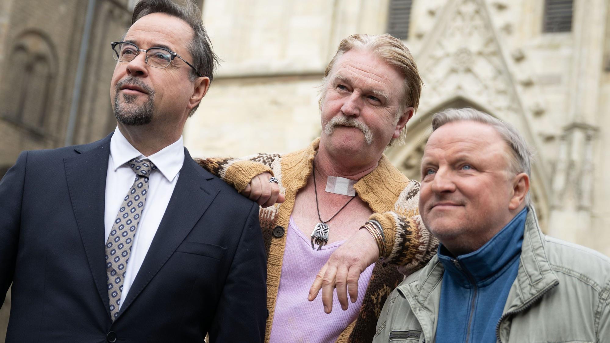 „Tatort“ aus Münster: Die Schauspieler Jan Josef Liefers (Prof. Karl-Friedrich Boerne, l), Detlev Buck (als Stadtschreiber Stan Gold, ehemals Hotte Koslowski, M) und Axel Prahl (als Kommissar Thiel, r)
