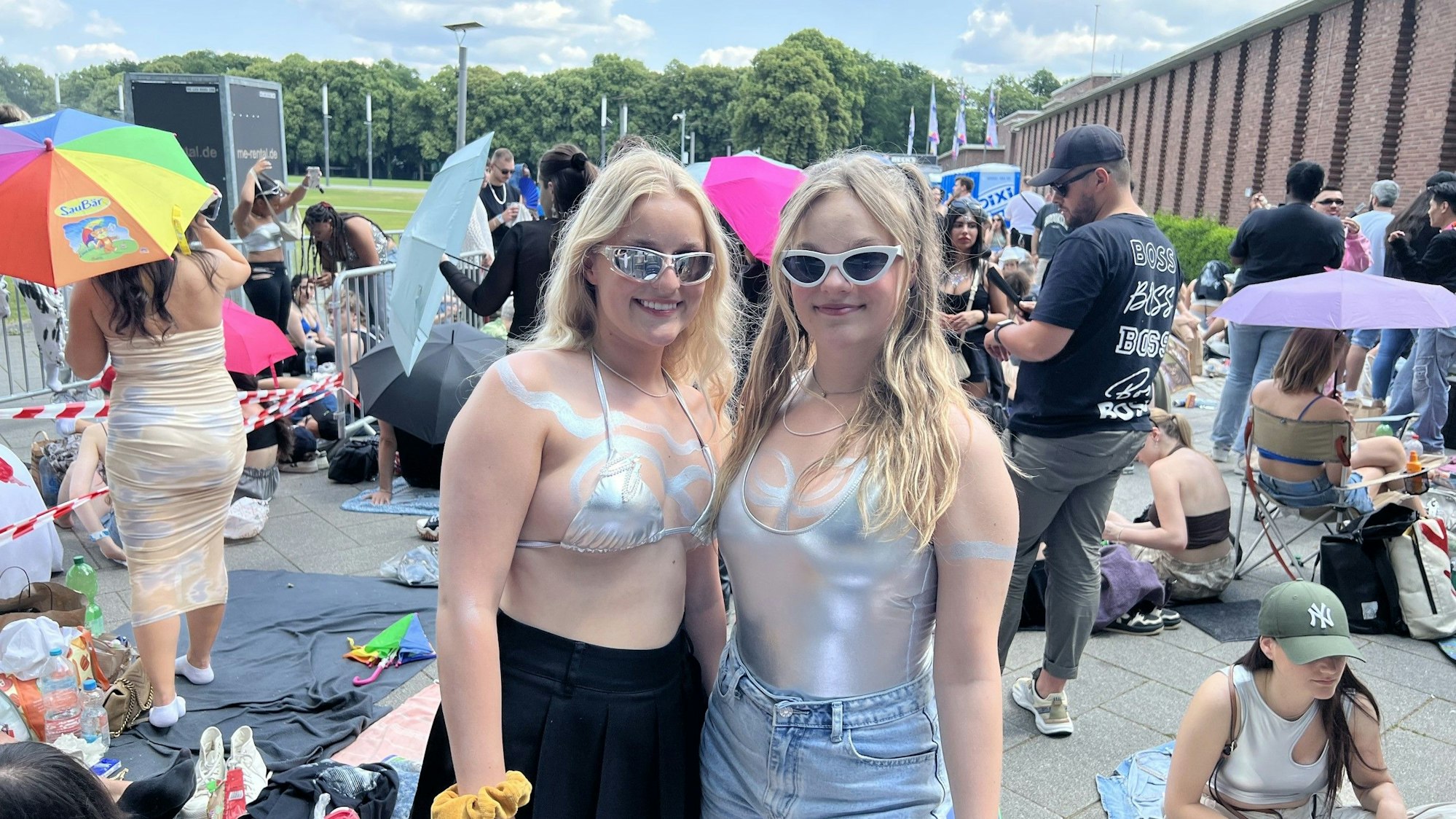 Katharina (l., 23) und Judith Ostermann stehen vor dem Stadion.