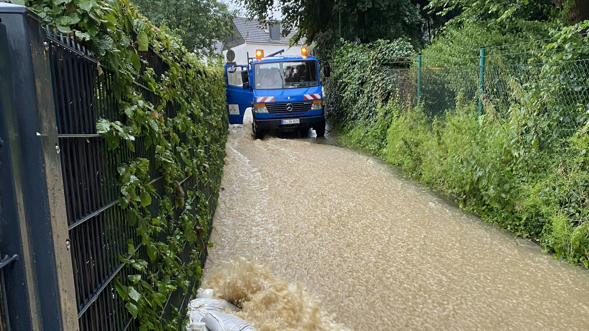 Der Knipperbach strömt über den Fußweg.