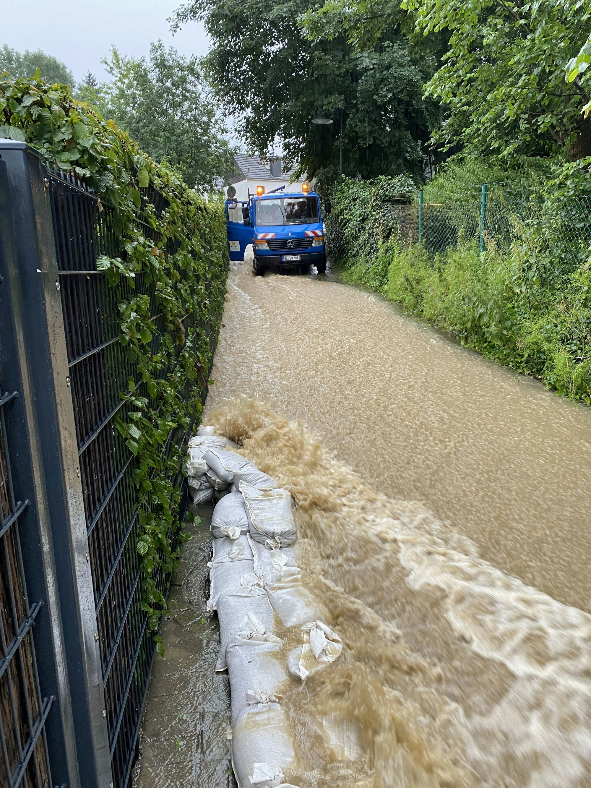 Als Folge Starkregen kann der Knipperbach zum reißenden Gewässer werden. Am 14. Juli 2021 überfluteten seine Wassermassen auch einen Gehweg am Freibad Hoffnungsthal.