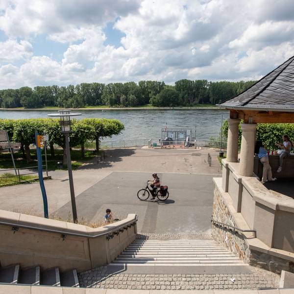 Eine breite Steintreppe führt hinunter zum Rhein-Ufer.