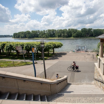 Eine breite Steintreppe führt hinunter zum Rhein-Ufer.