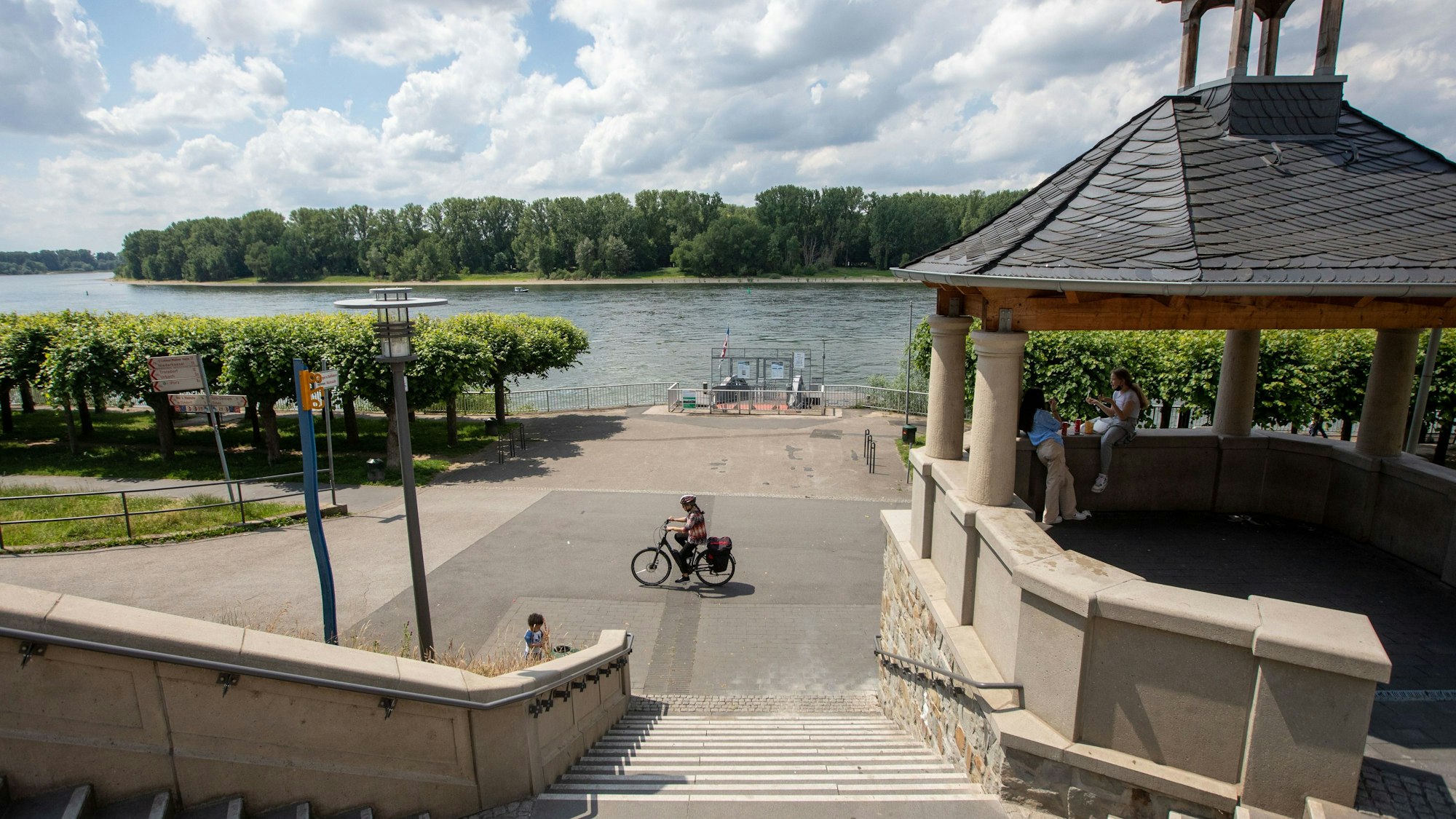 Eine breite Steintreppe führt hinunter zum Rhein-Ufer.
