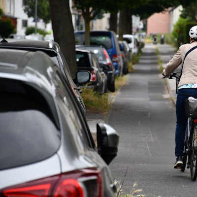 Eine Radlerin fährt mit ihrem Rad.
