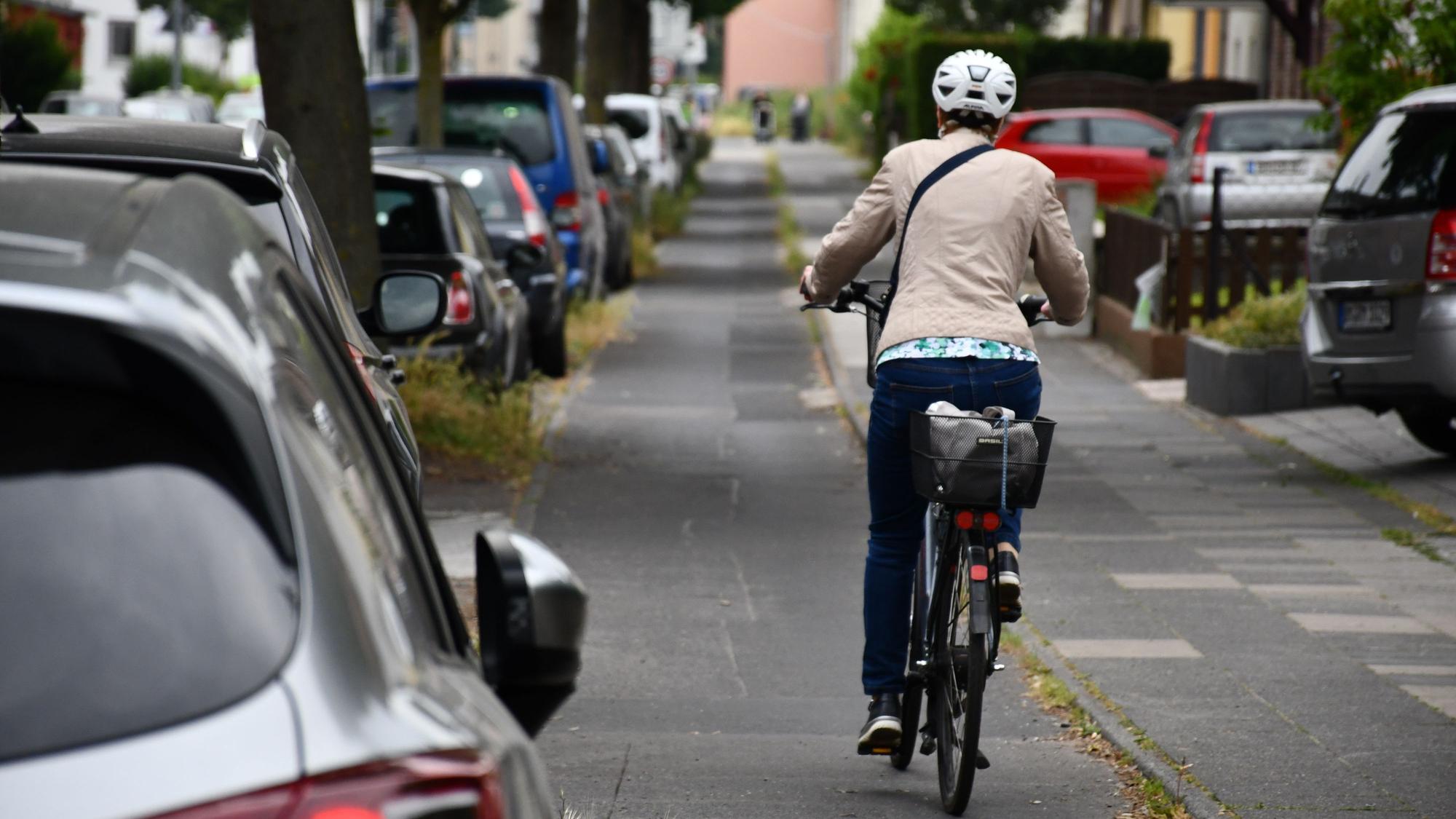 Eine Radlerin fährt mit ihrem Rad.