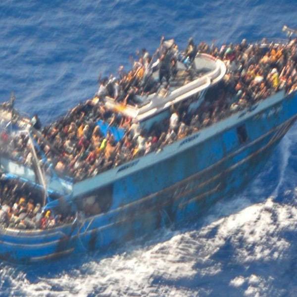 Zahlreiche Flüchtlinge sind auf dem völlig überfüllten Deck eines Fischerboots zu sehen, das später vor Südgriechenland kenterte und sank. Im Innenraum sollen noch zahlreiche weitere gewesen sein.