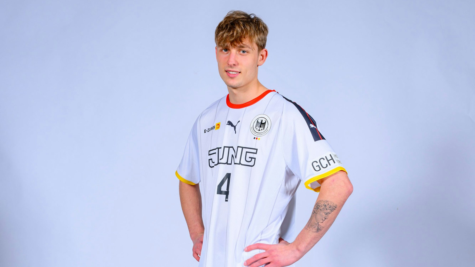 Zu sehen ist ein Handballspieler.