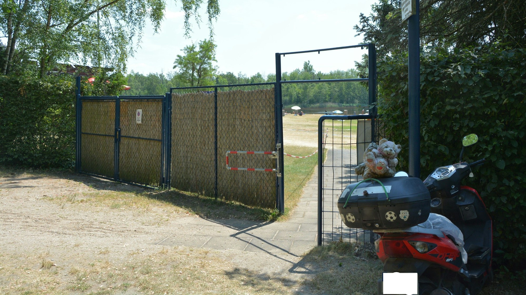 Auf dem Foto ist der Eingang zum Strandbad Zieselsmaar zu sehen.