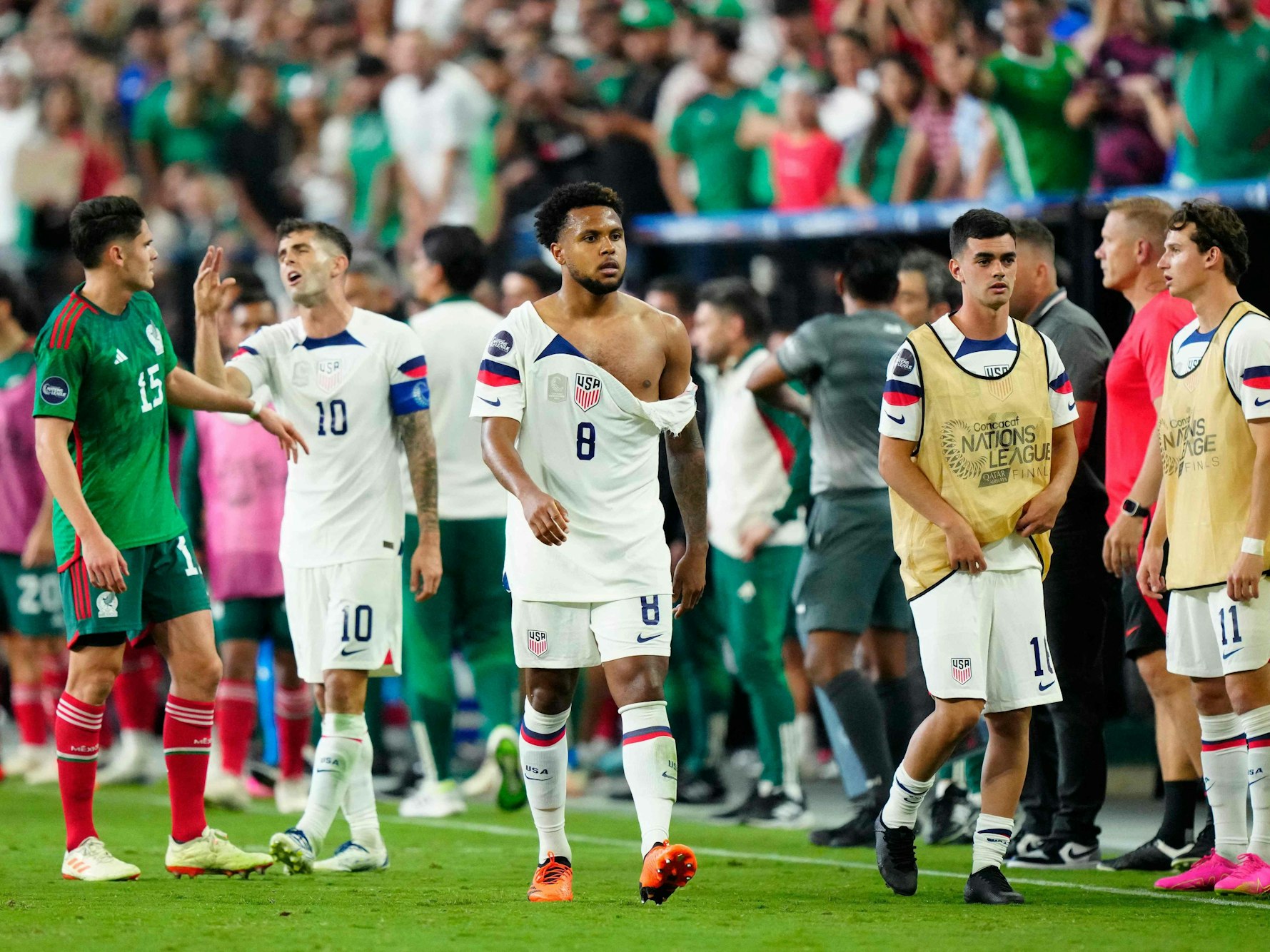 Weston McKennie (8) von den USA geht mit einem zerrissenen Trikot nach einer Rangelei in der zweiten Halbzeit gegen Mexiko während des Halbfinales der CONCACAF Nations League 2023 im Allegiant Stadium am 15. Juni 2023 in Las Vegas, Nevada.