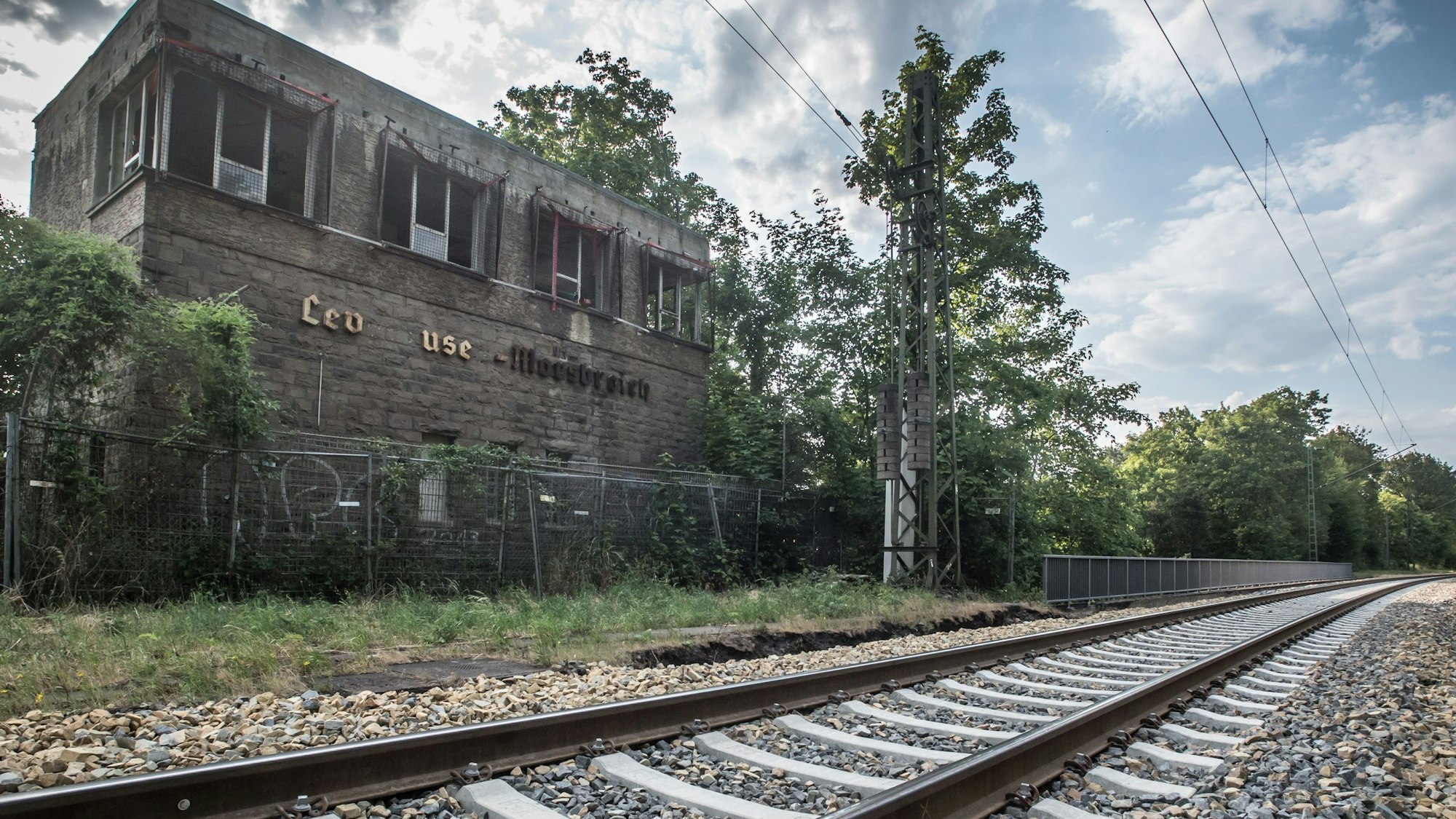 Ehemaliges Stellwerk am Güterbahnhof Leverkusen Morsbroich, ist jetzt in privater Hand. Foto: Ralf Krieger