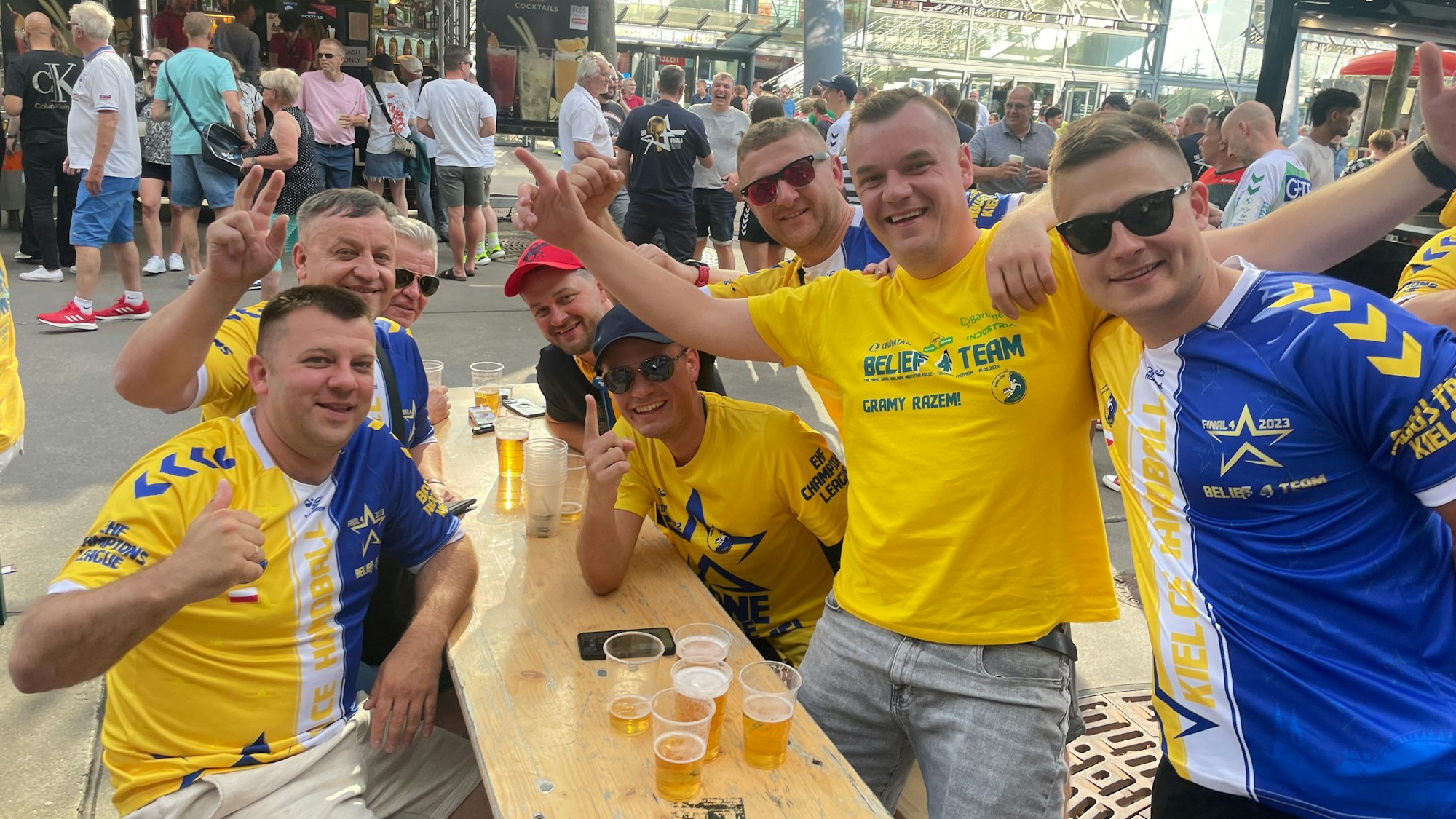 Grzegorz (2.v.r.) mit seinen Handball-Freunden aus Kielce bei der Eröffnungsfeier des Final-Four-Turniers in Köln 2023.